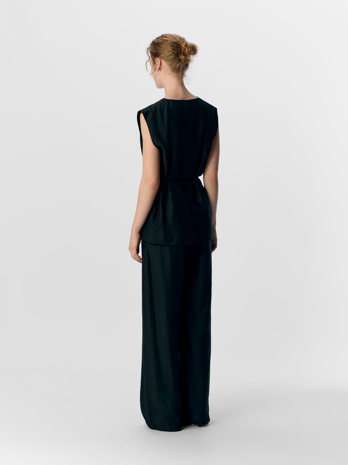 model_shot-back