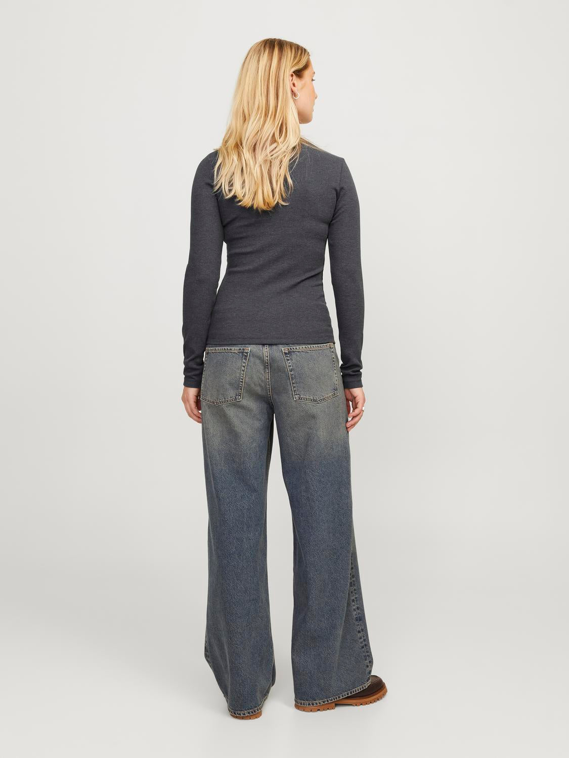 model_shot-back