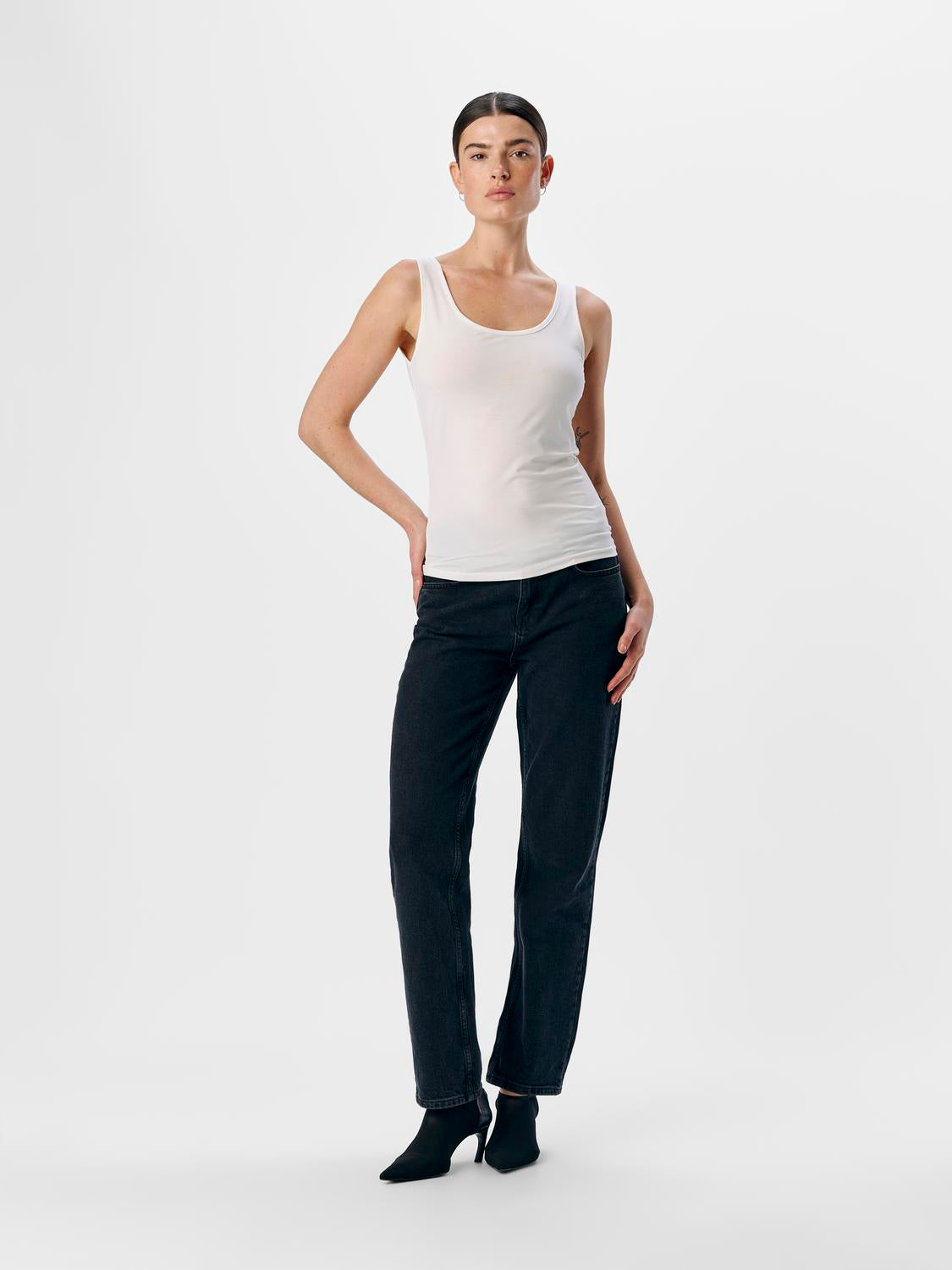 model_shot-front_full