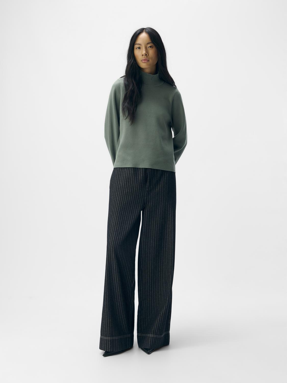 model_shot-front_full