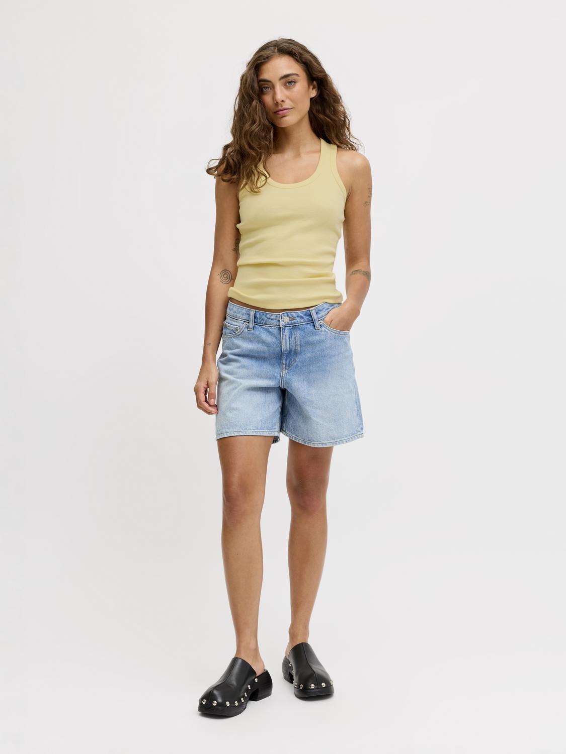 model_shot-front_full