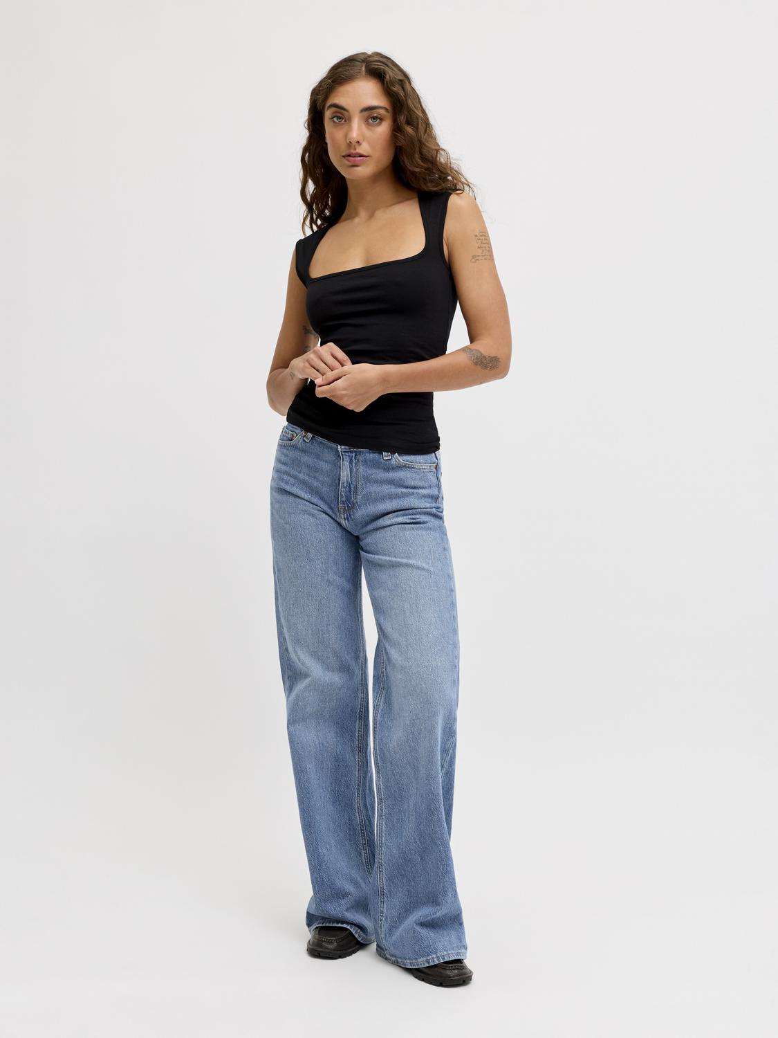 model_shot-front_full