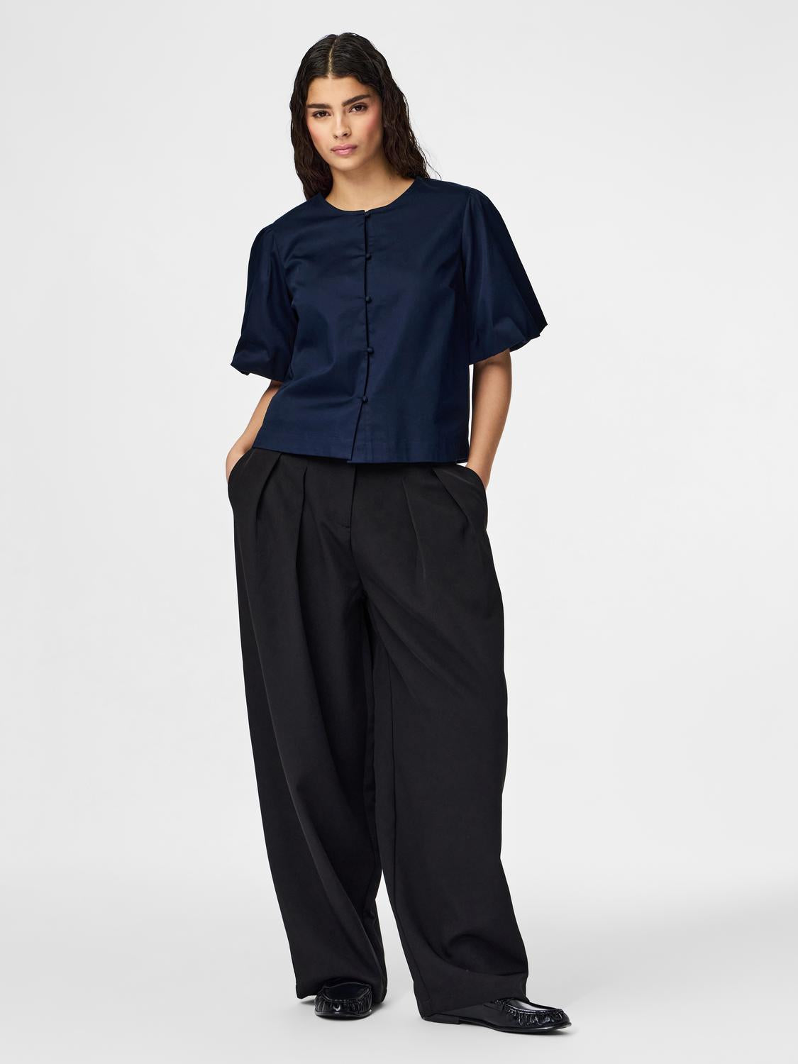 model_shot-front_full