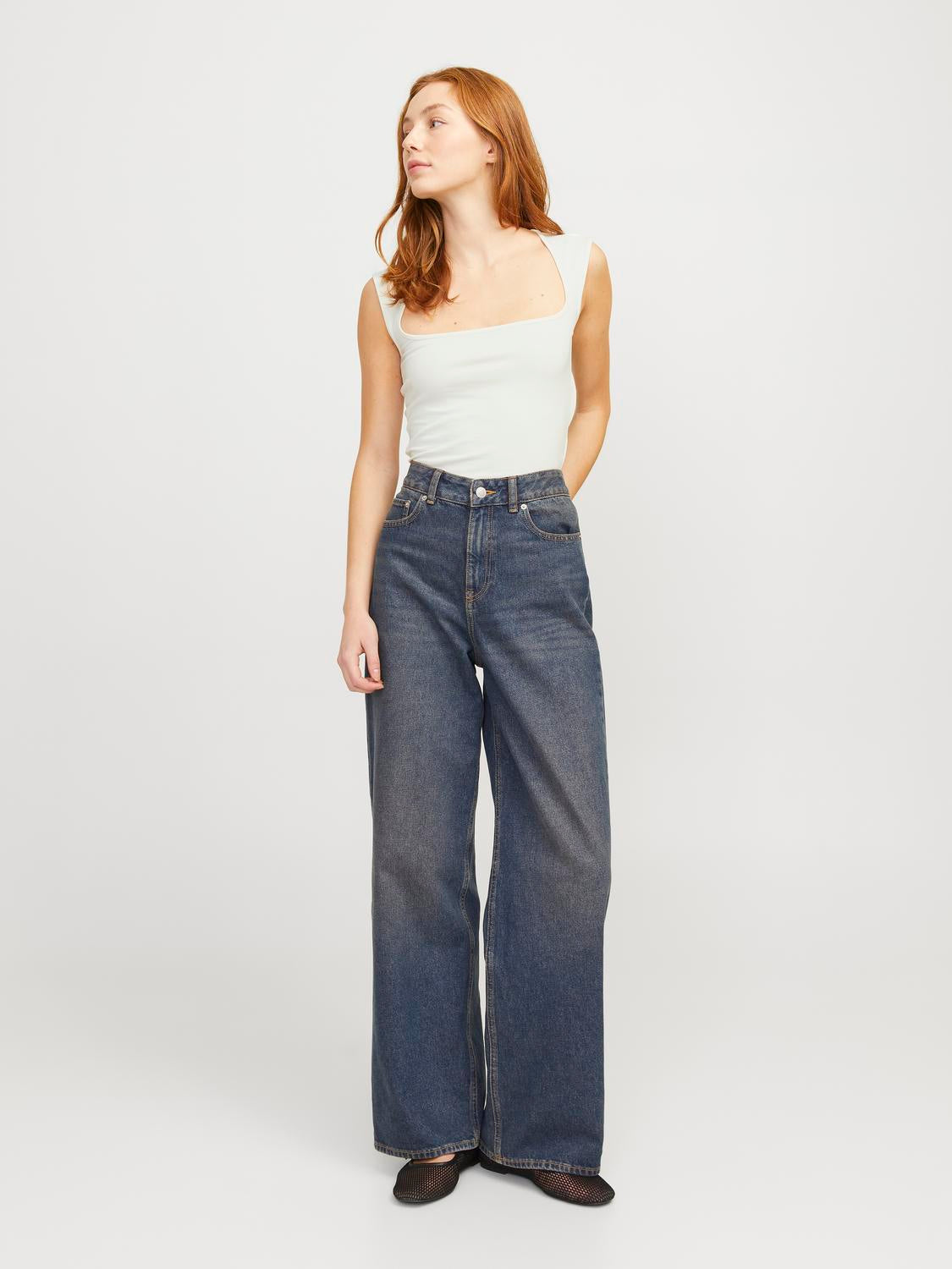 model_shot-front_full