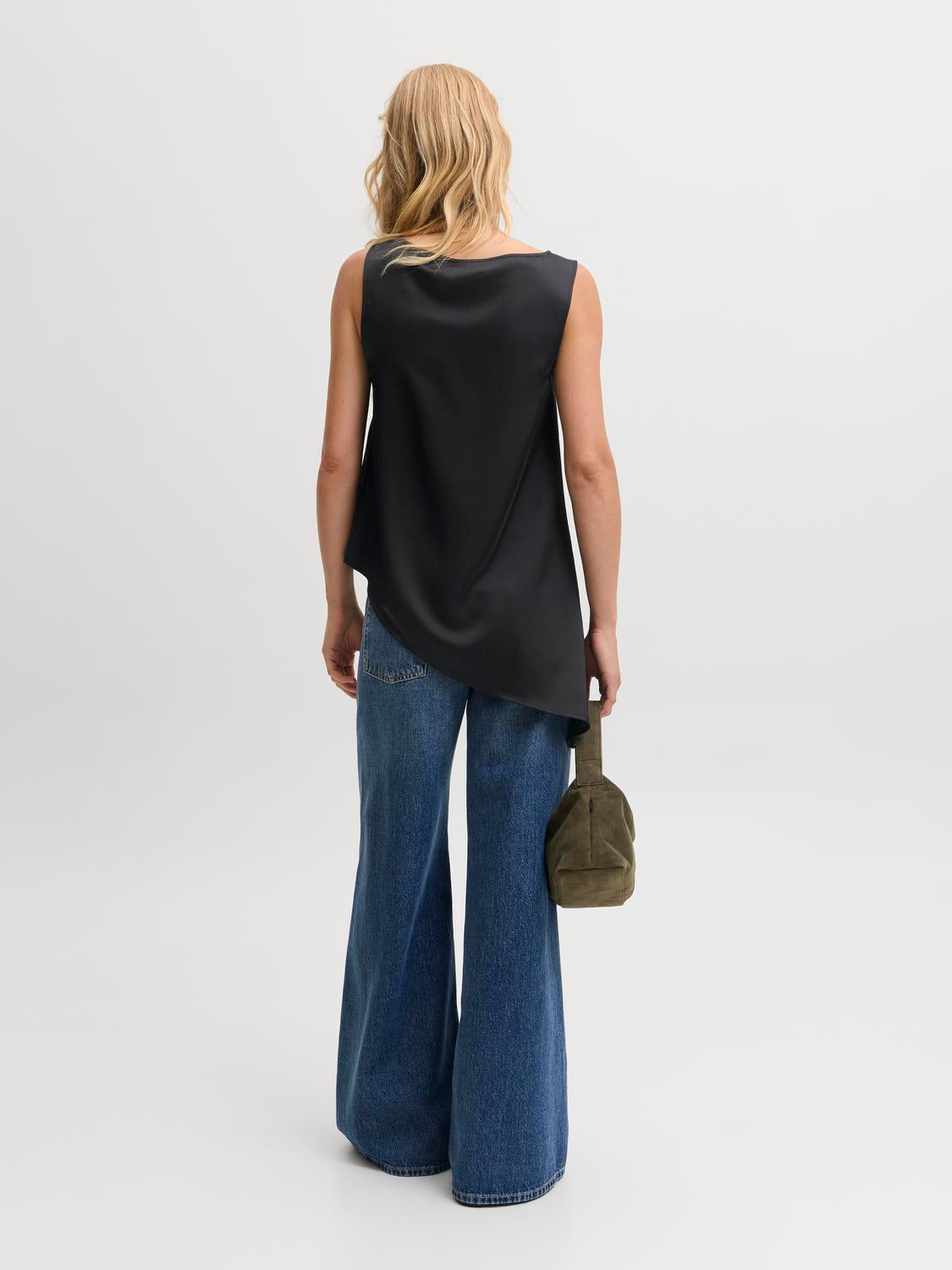 model_shot-back