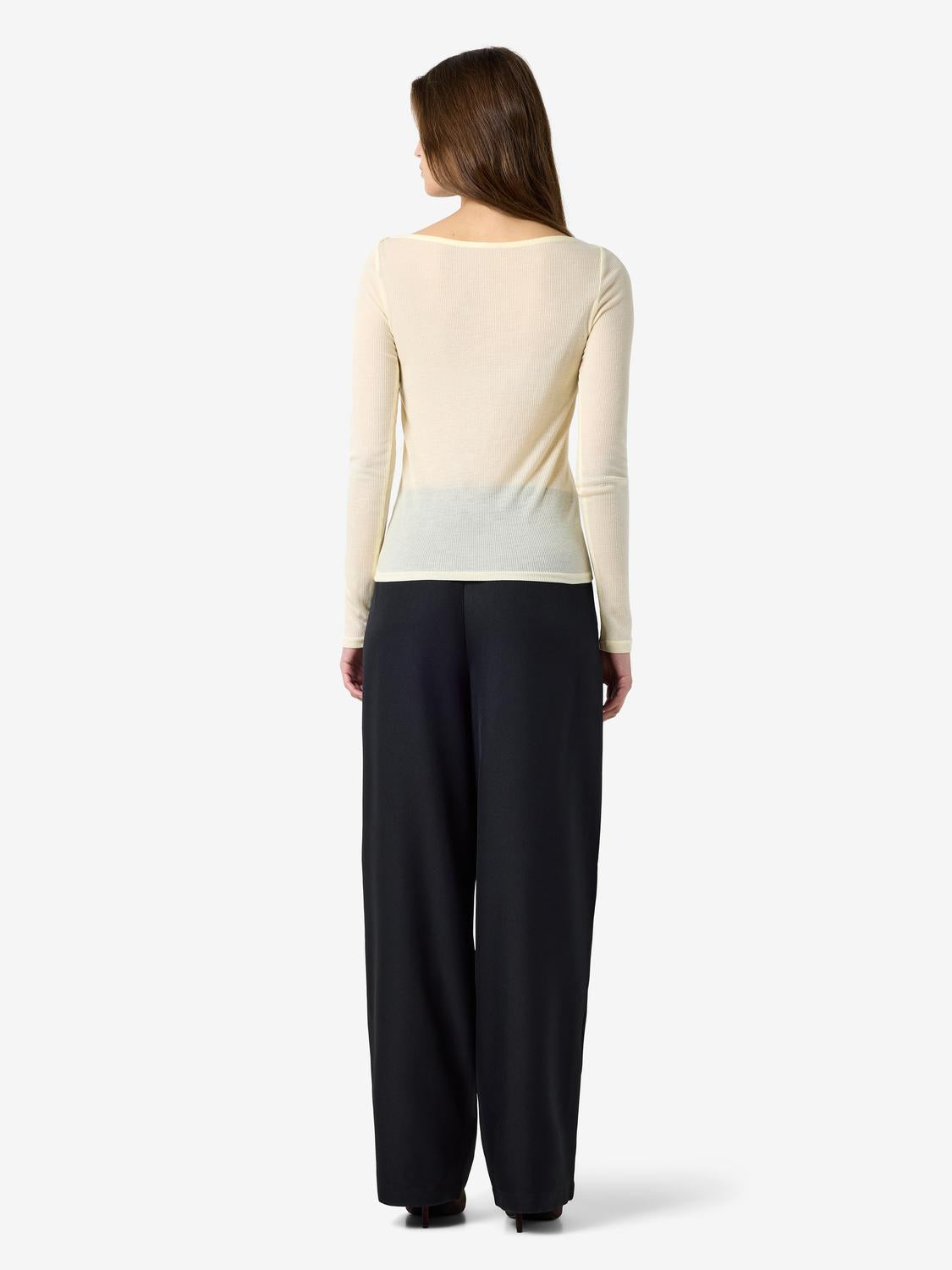 model_shot-front_full