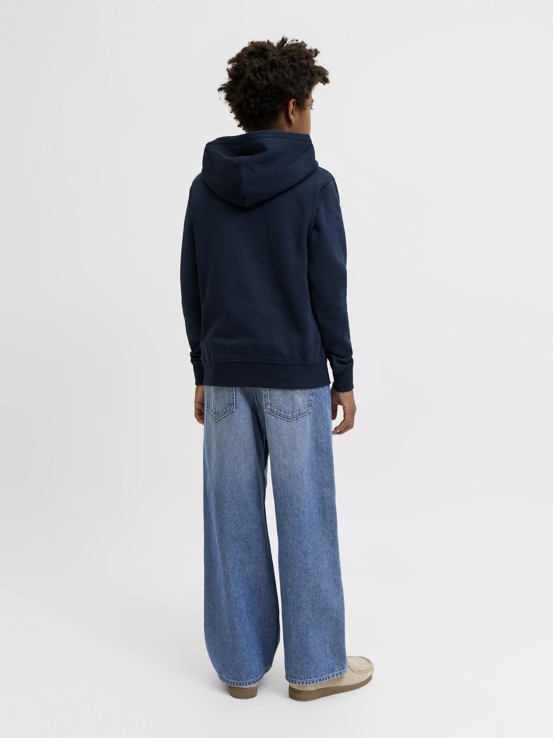 model_shot-back