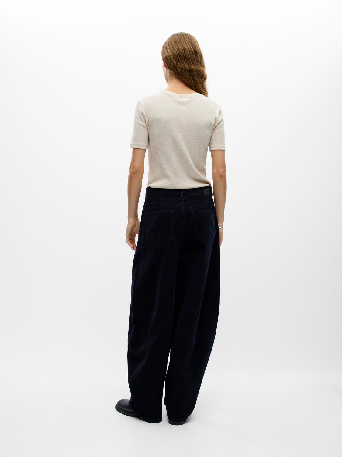 model_shot-back