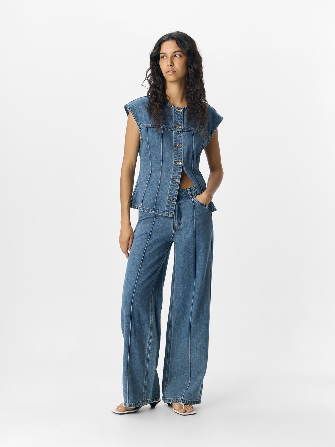 model_shot-front_full