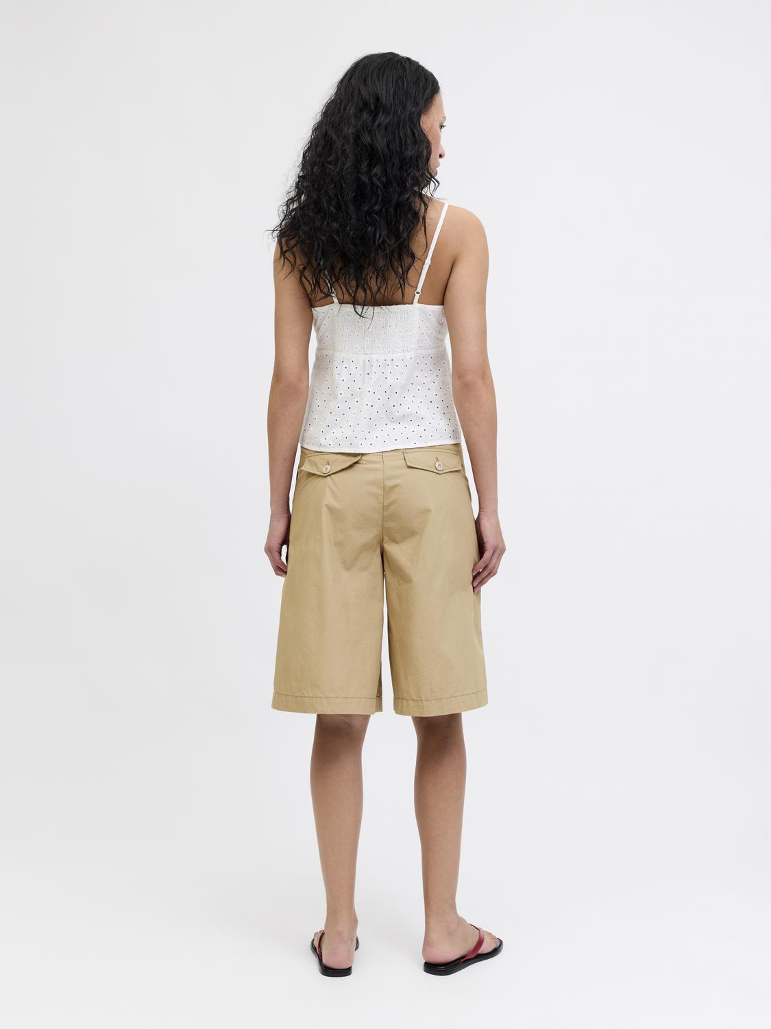 model_shot-back