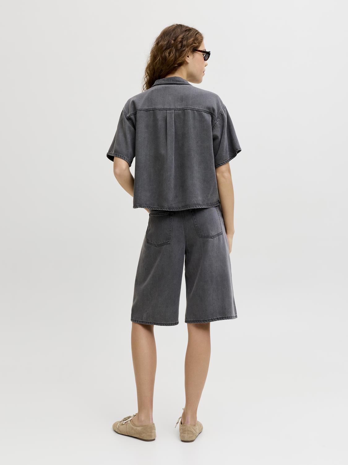 model_shot-back