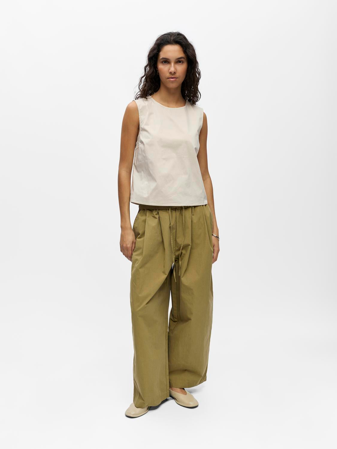 model_shot-front_full