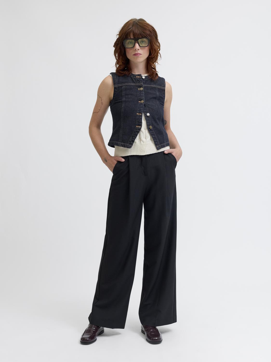 model_shot-front_full