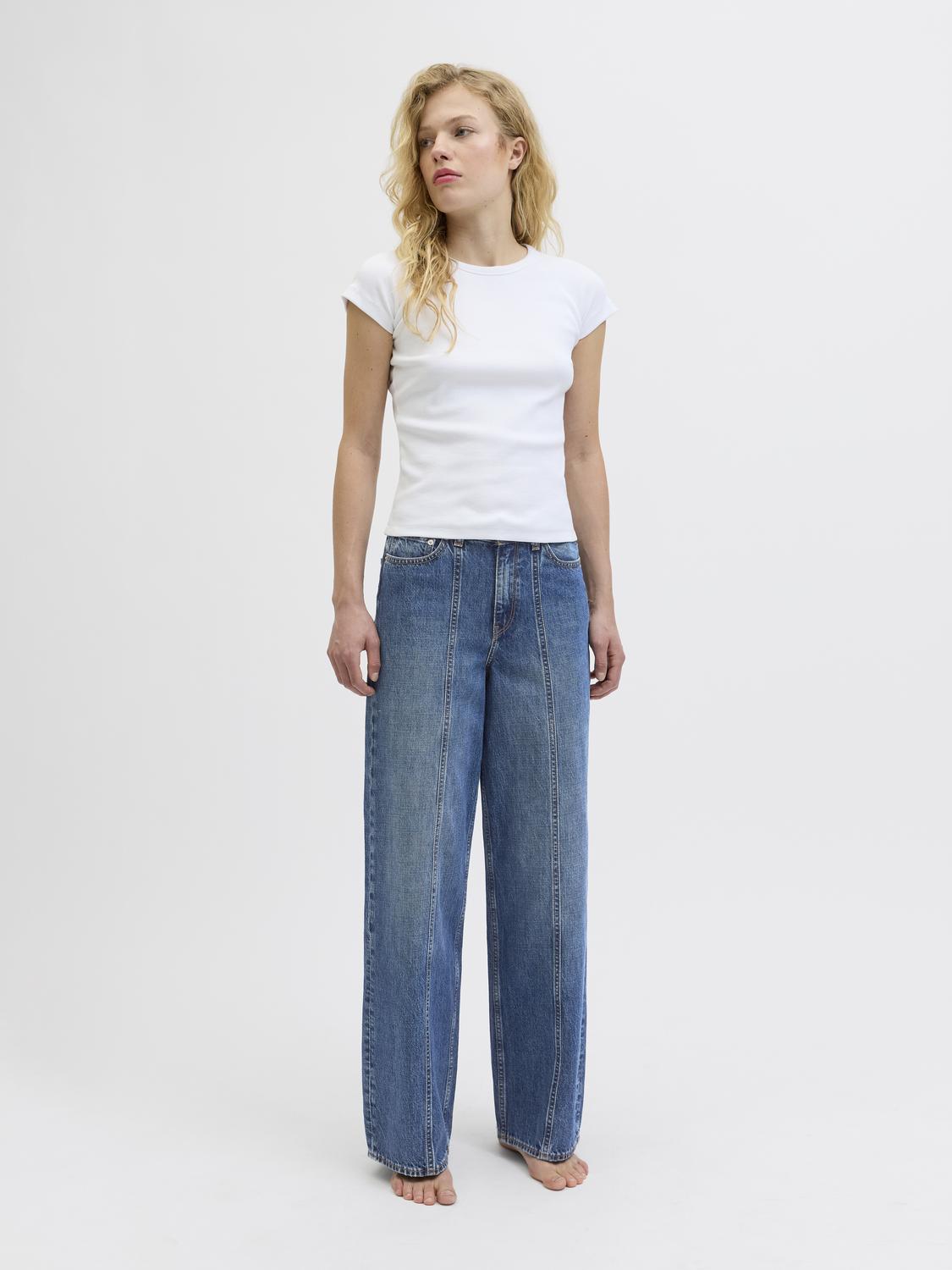 model_shot-front_full