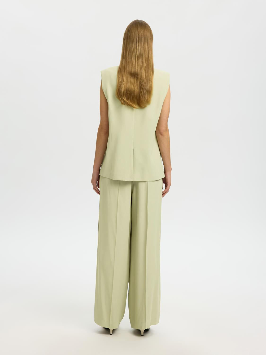 model_shot-back