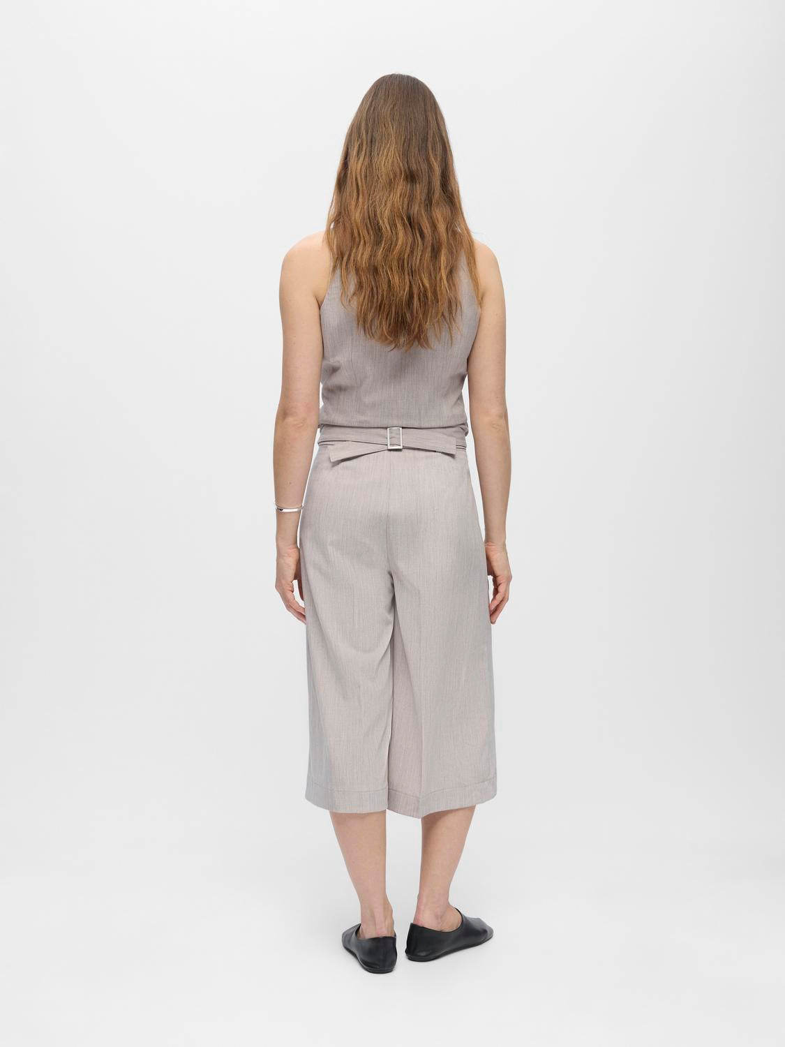 model_shot-back