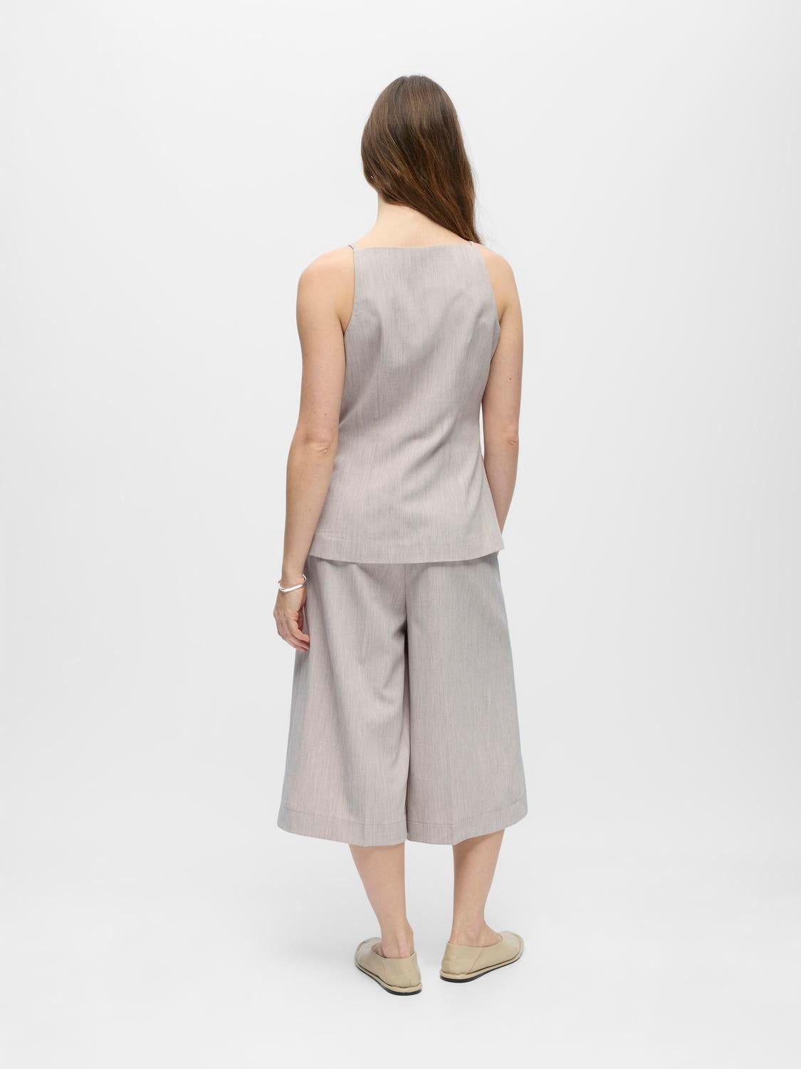 model_shot-back