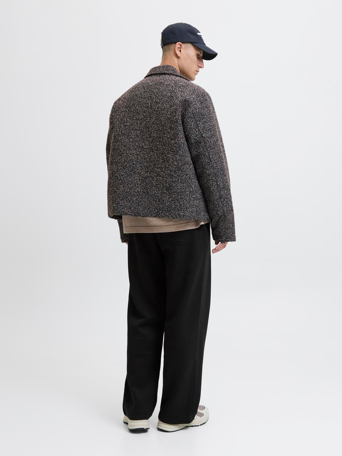 model_shot-back