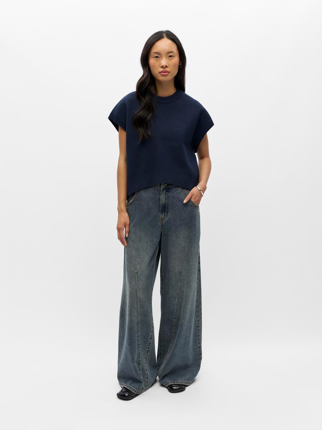 model_shot-front_full