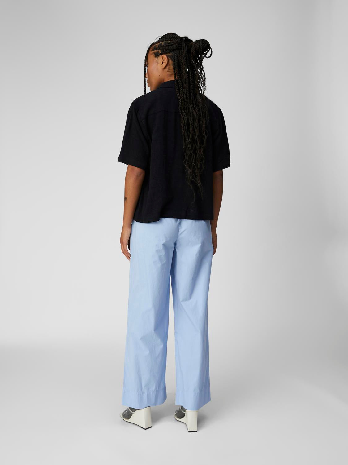 model_shot-back