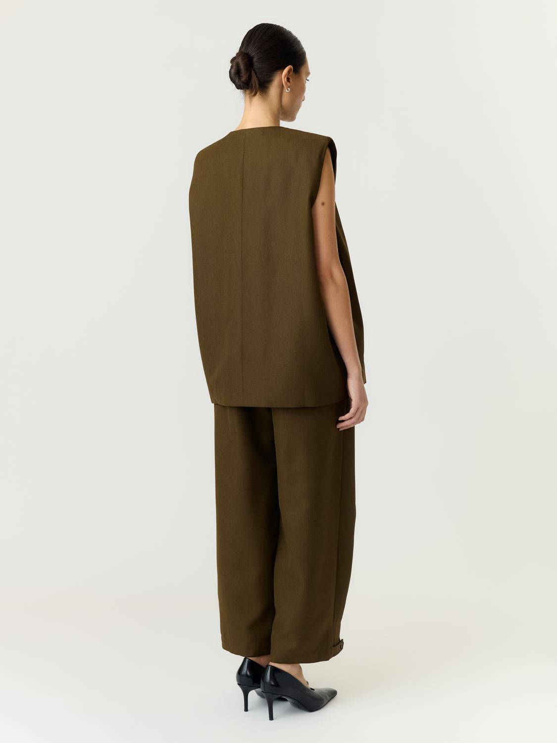 model_shot-back
