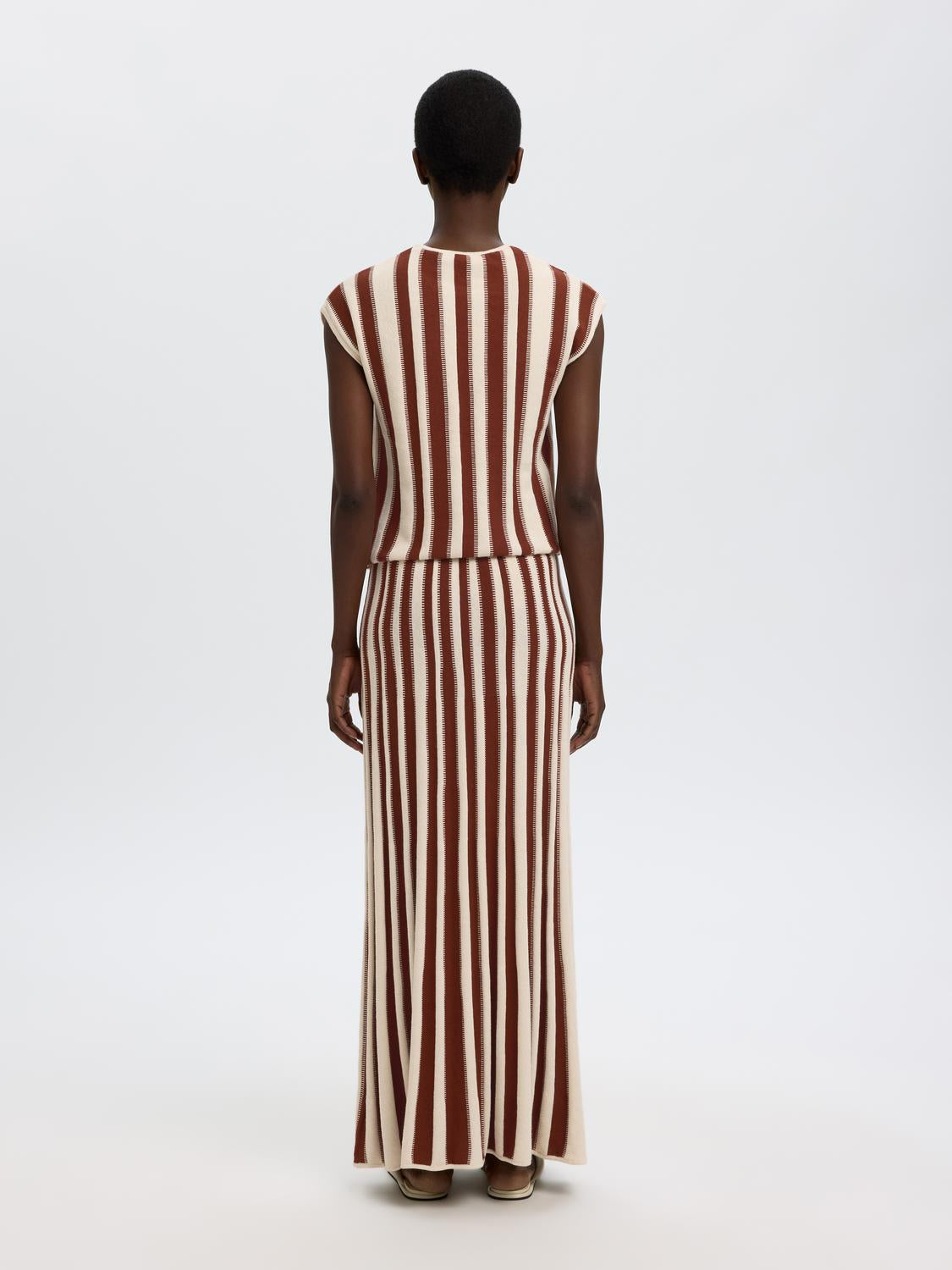 model_shot-back