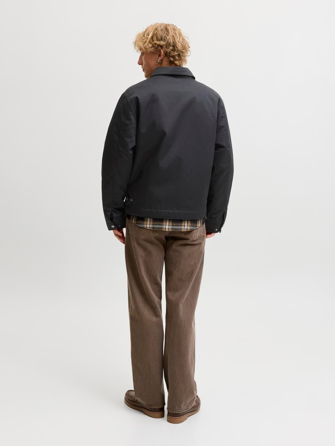 model_shot-back