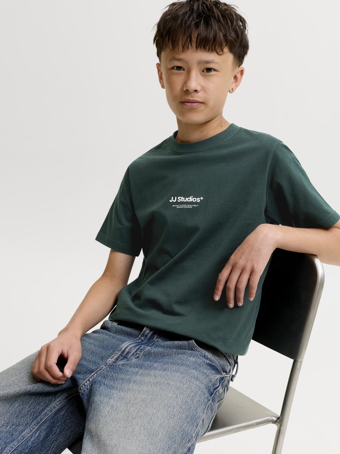 model_shot-creative